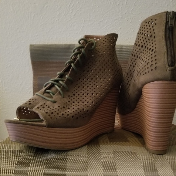 Ladies Shoes - Picture 2 of 3